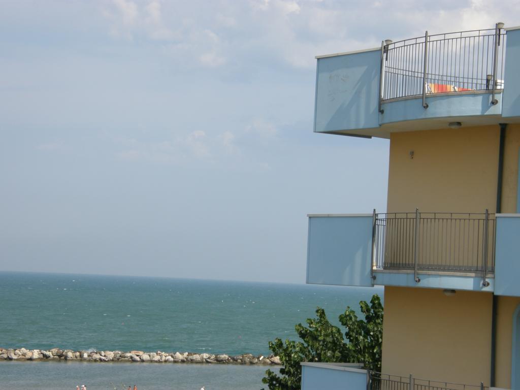 ريميني Residence Frontemare المظهر الخارجي الصورة