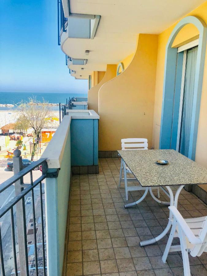 ريميني Residence Frontemare المظهر الخارجي الصورة